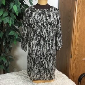 H & M size 2 black white and gray dress
Body is lined arms are not
3/4 s…
